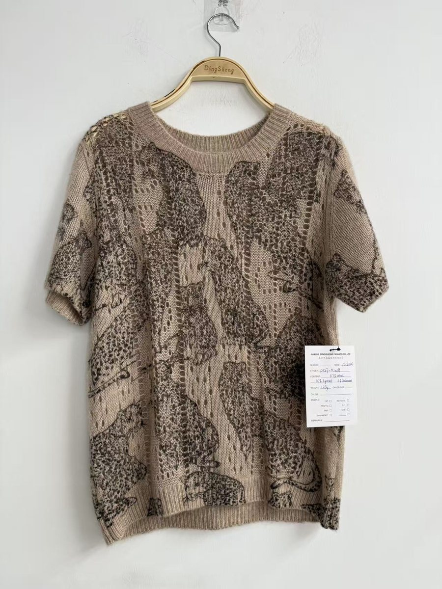 Beige leopard-motif jacquard short-sleeve top, style DS27-K1028, from the Knitwear World sample collection
