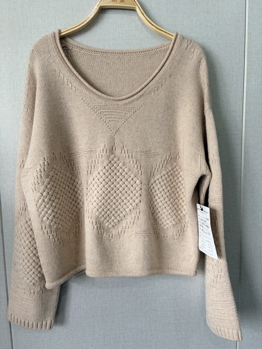 Beige textured V-neck pullover, style DS25-K12049, from the Knitwear World sample collection