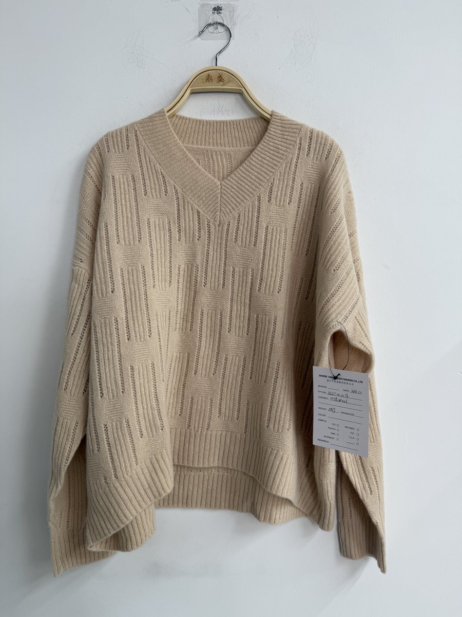 Beige textured V-neck pullover with dropped-stitch detail, style DS27-K1076, from the Knitwear World sample collection