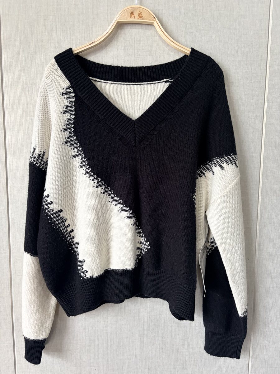 Black and ivory colour-block V-neck pullover, style DS25-K12046, from the Knitwear World sample collection