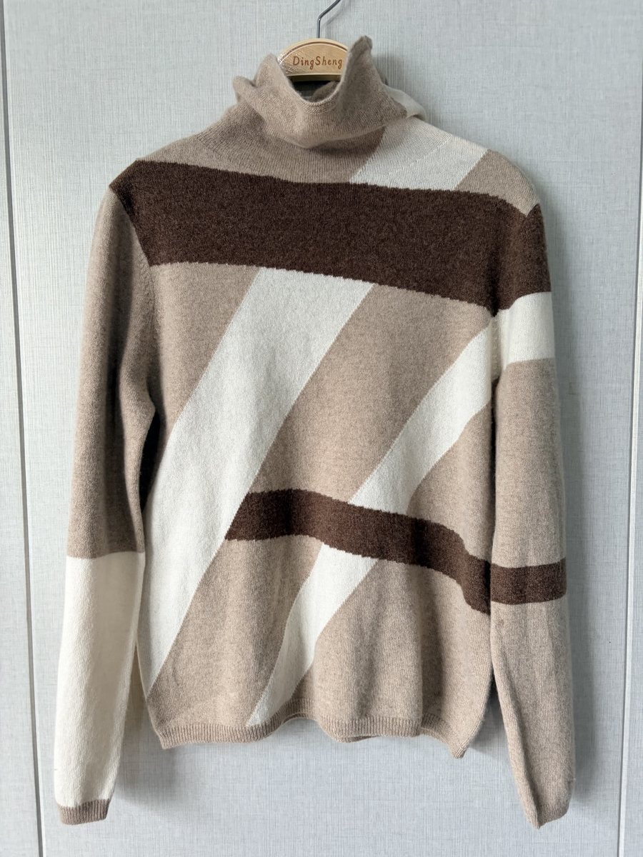 Colour-block cashmere turtleneck, style DS27-K04018, from the Knitwear World sample collection