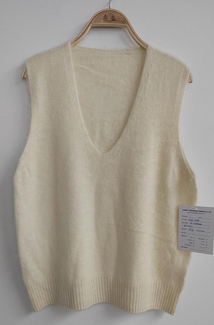 Cream V-neck sweater vest, style DS26-08018, from the Knitwear World sample collection