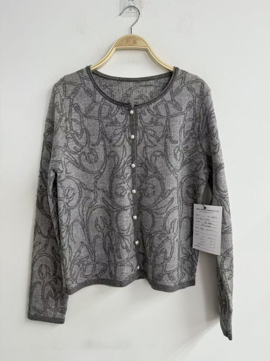 Grey chain-pattern jacquard cardigan with pearl buttons, style DS27-K1068, from the Knitwear World sample collection