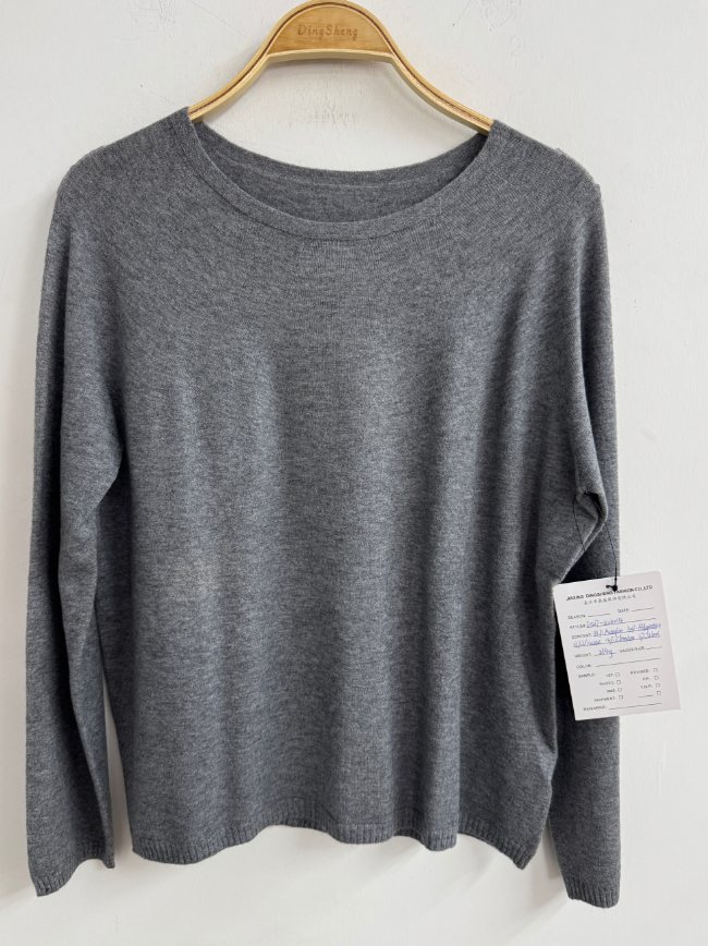 Grey crew-neck pullover, style DS27-K06014, from the Knitwear World sample collection