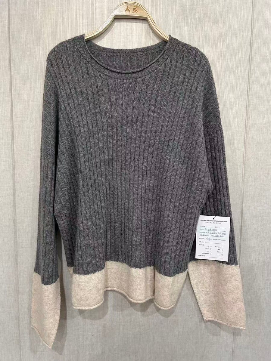 Grey rib pullover with ivory colour-block hem, style DS27-K06024, from the Knitwear World sample collection