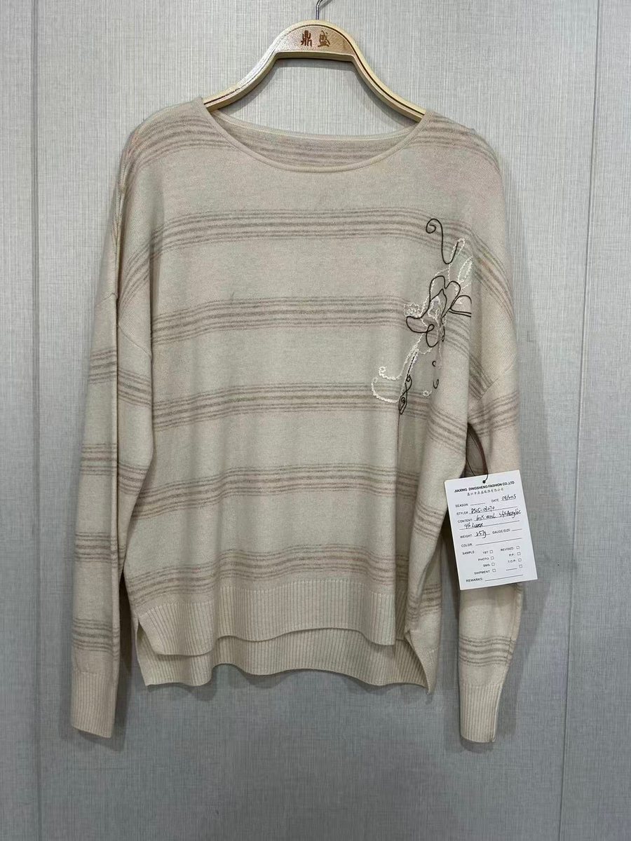 Ivory and beige lurex-stripe pullover with bow embroidery, style DS25-03070, from the Knitwear World sample collection