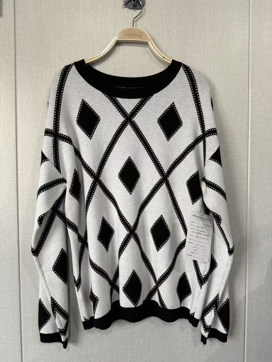 Ivory and black harlequin-diamond pullover, style DS25-K12009, from the Knitwear World sample collection