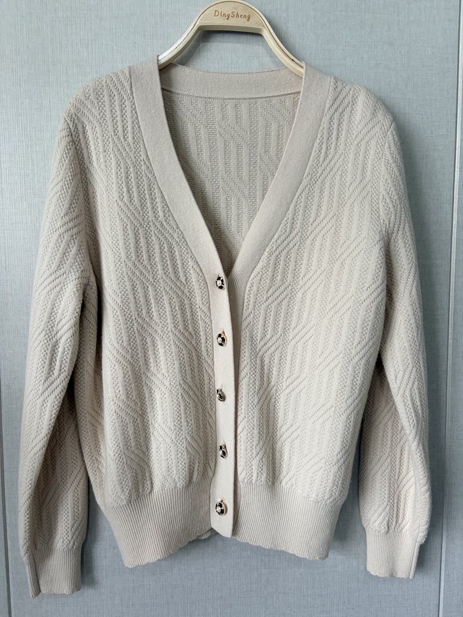 Ivory cable cardigan with gold buttons, style DS25-03156, from the Knitwear World sample collection