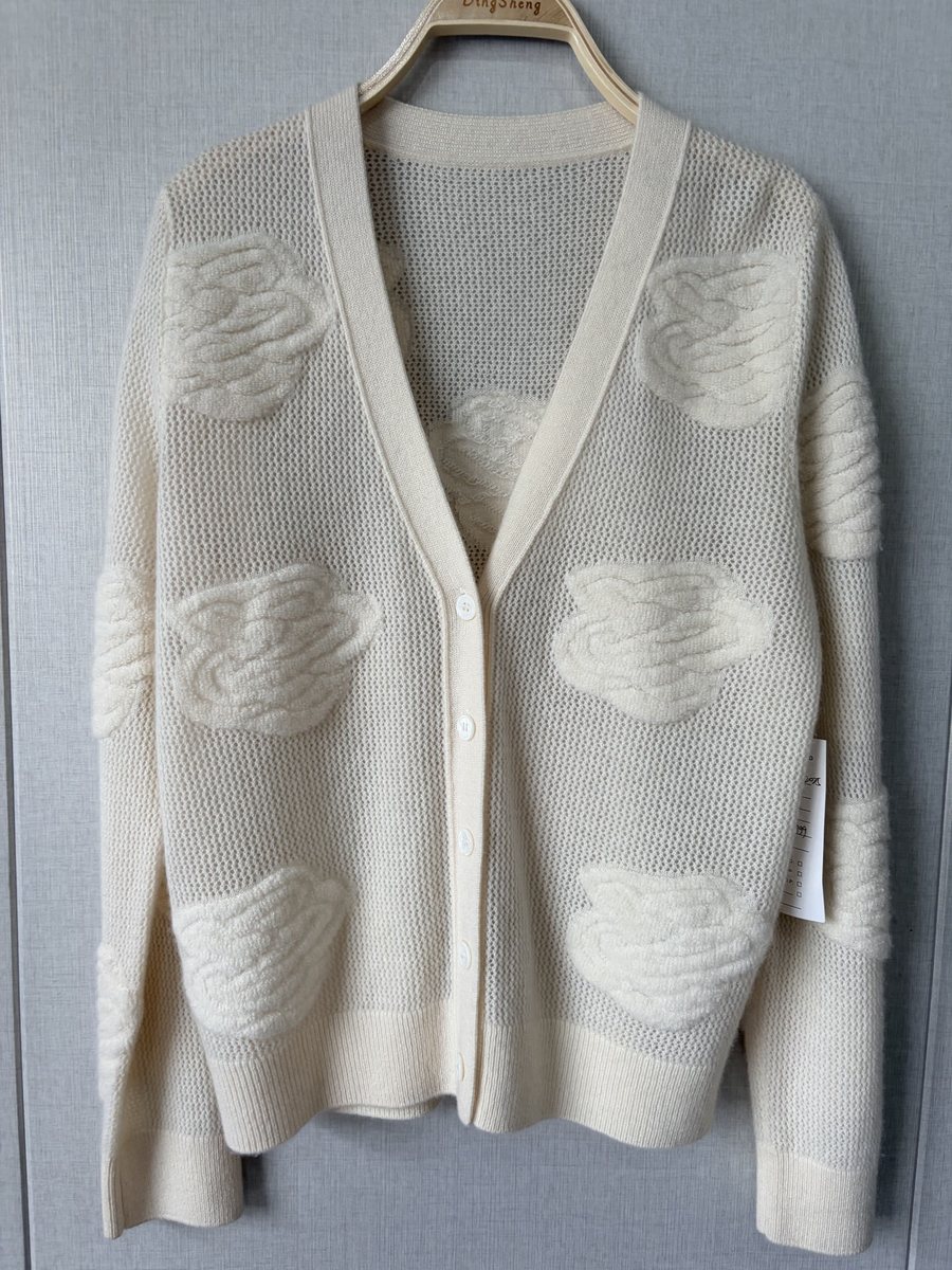 Ivory cashmere cardigan with raised floral motifs, style DS23-12769, from the Knitwear World sample collection