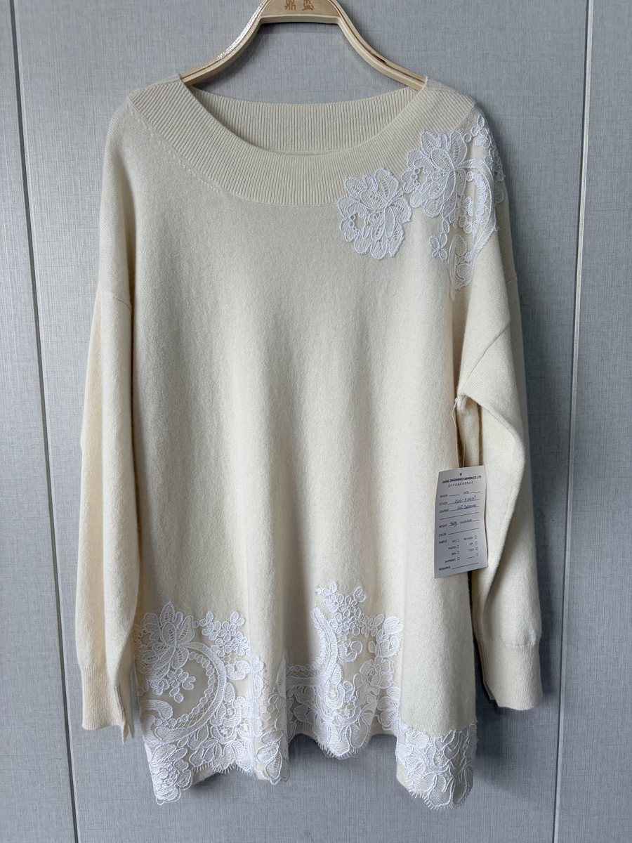 Ivory cashmere pullover with lace appliqué, style DS26-K04007, from the Knitwear World sample collection