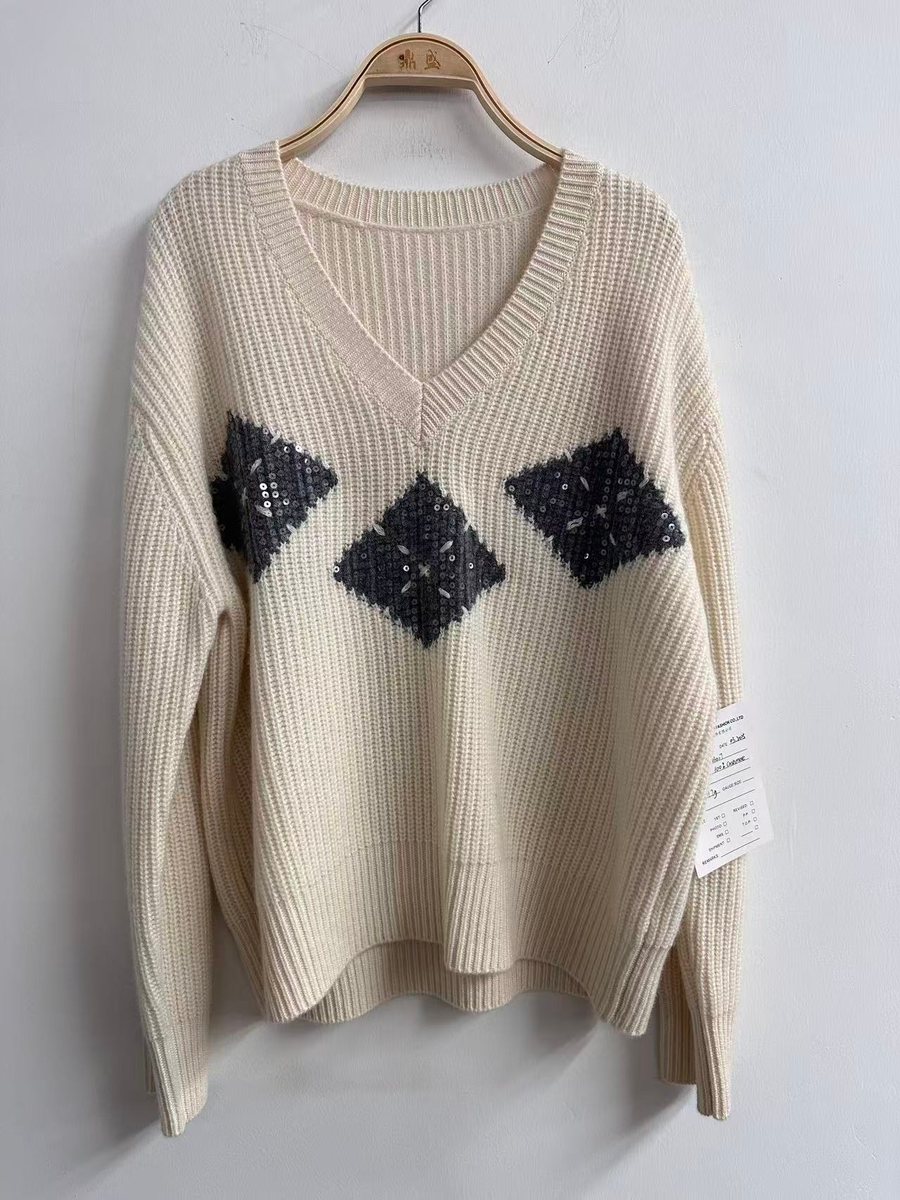 Ivory cashmere V-neck pullover with diamond motifs, style DS26-03007, from the Knitwear World sample collection