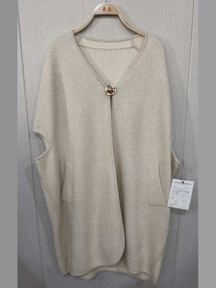 Ivory long knit gilet with brooch, style DS27-K01014, from the Knitwear World sample collection