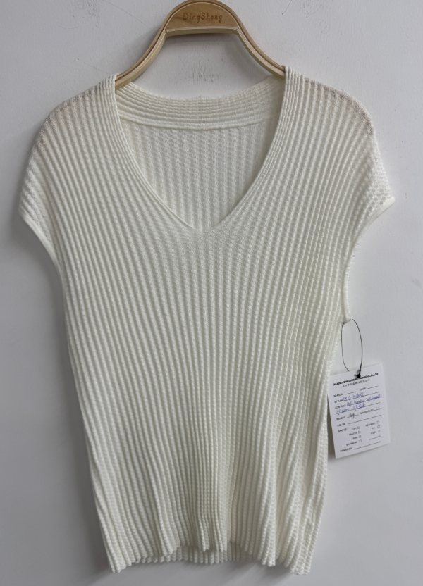 Ivory rib V-neck top, style DS27-K06035, from the Knitwear World sample collection