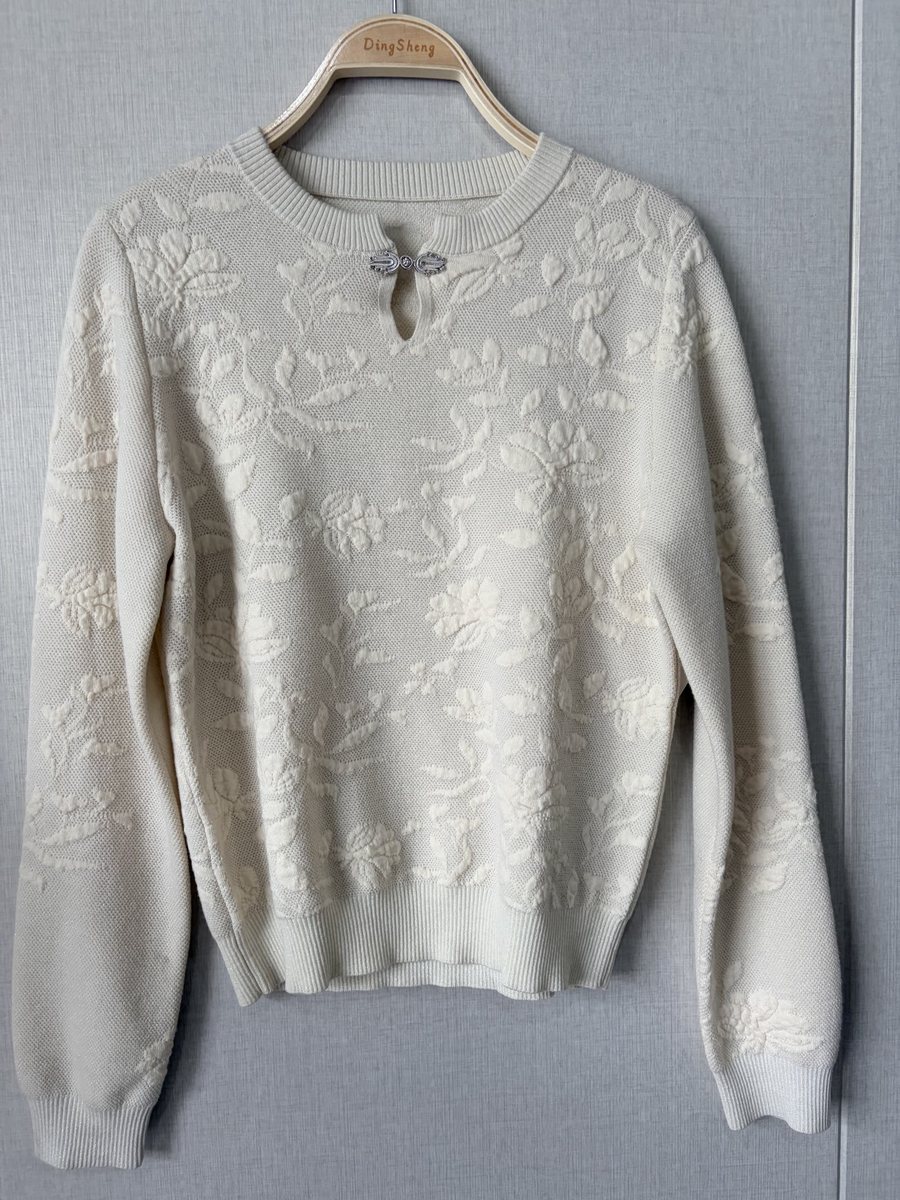 Ivory wool pullover with tonal floral texture, style DS27-K03001, from the Knitwear World sample collection