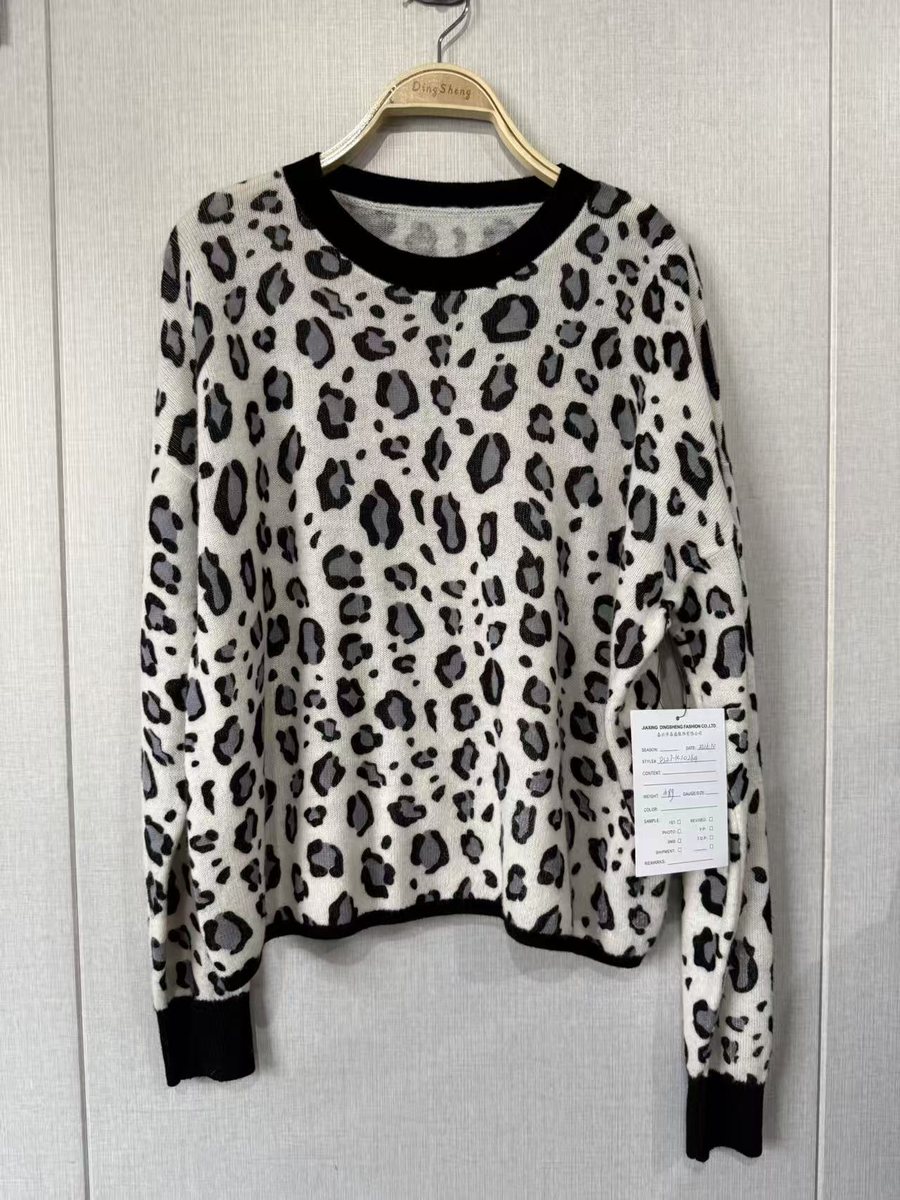 Leopard jacquard crew-neck pullover with black tipping, style DS27-K10264, from the Knitwear World sample collection