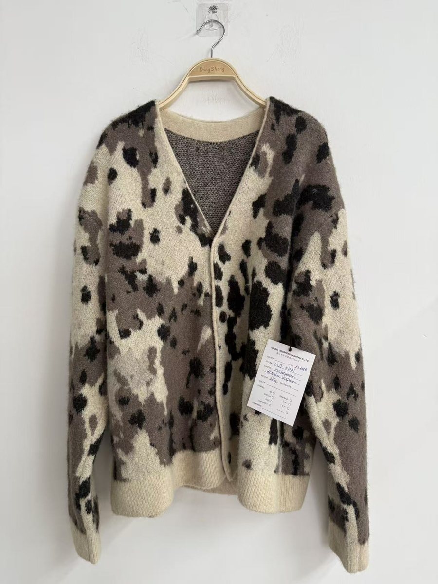 Leopard-pattern brushed V-neck cardigan, style DS27-K1021, from the Knitwear World sample collection
