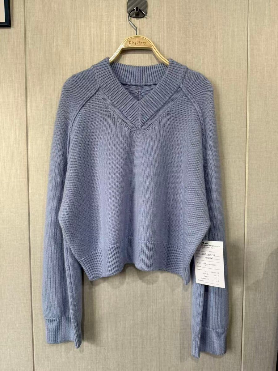 Periwinkle wool V-neck pullover, style DS27-K04040, from the Knitwear World sample collection