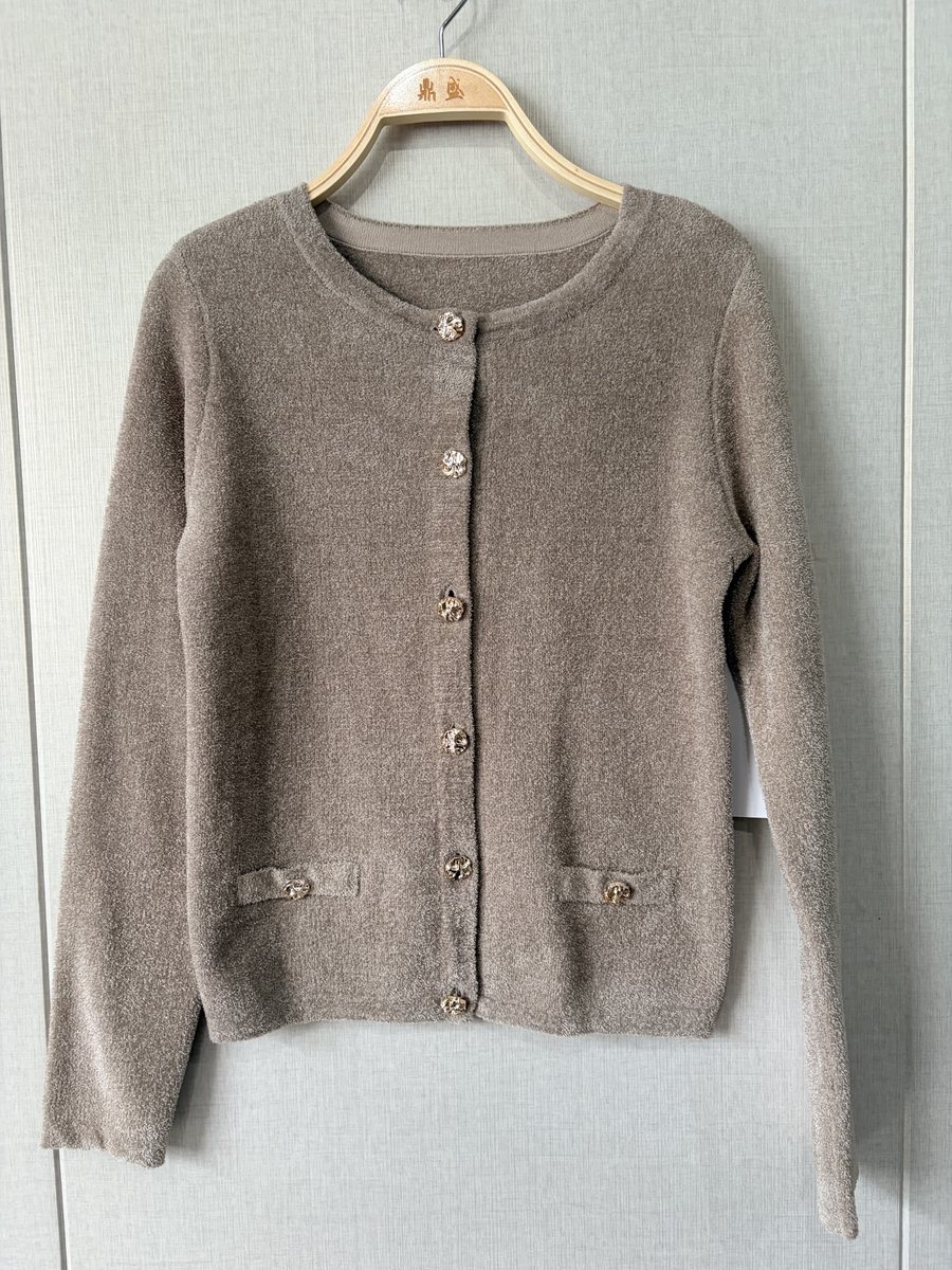 Taupe cardigan with pockets, style DS27-7923, from the Knitwear World sample collection